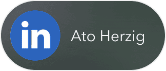 Ein LinkedIn-Logo gefolgt vom Namen „Ato Herzig“ auf einer dunklen ovalen Schaltfläche.