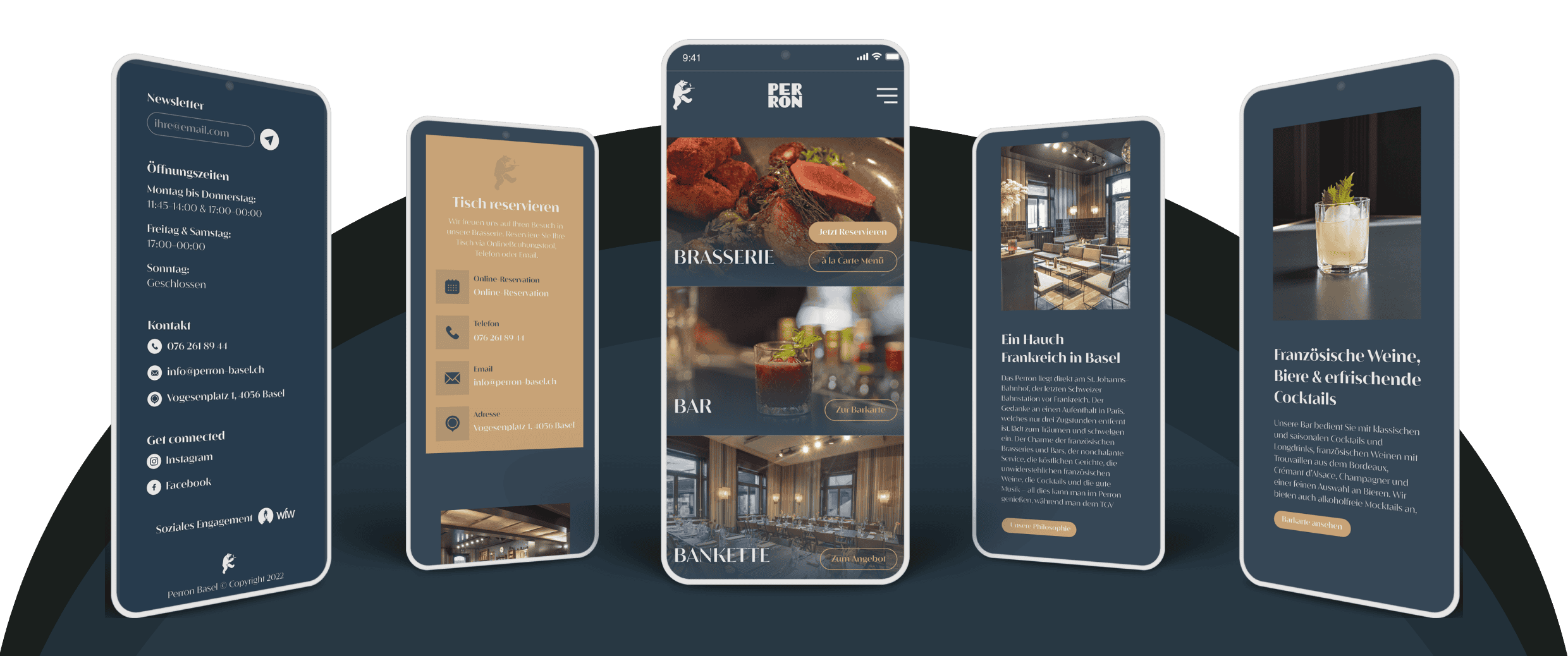 Auf fünf Smartphones wird die Benutzeroberfläche einer Restaurant-App angezeigt, die Menüoptionen, Kontaktinformationen, Reservierungsdetails, Fotos von Speisen, Getränken und Bilder der Inneneinrichtung des Restaurants enthält.