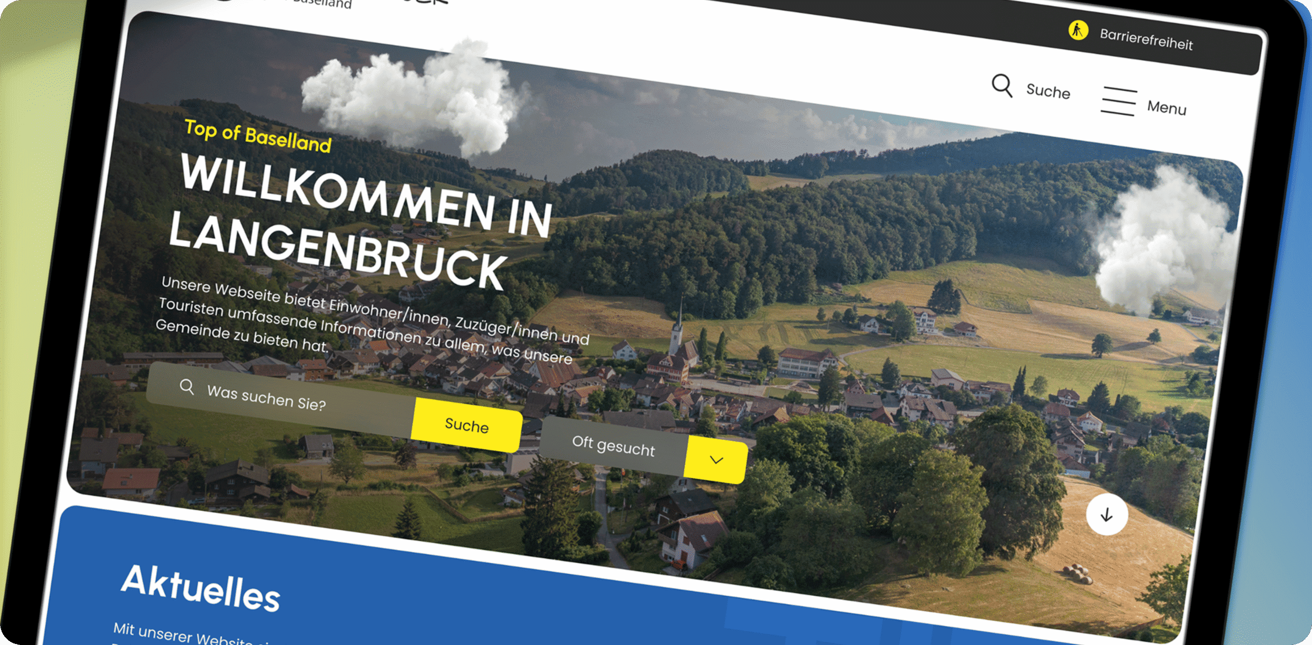 Eine Website-Homepage mit einem Willkommensgruß für Langenbruck, Schweiz, mit einer Suchleiste und einer Luftaufnahme des Dorfes und der umliegenden grünen Hügel im Hintergrund.