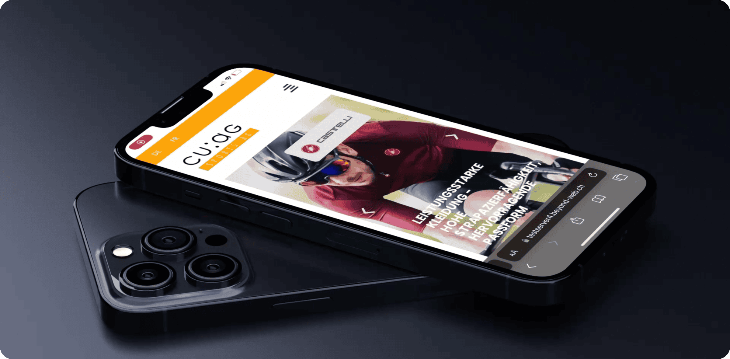 Ein schwarzes iPhone zeigt eine Sport-Website mit einem Radfahrer in roter Kleidung, der auf einem anderen identischen Telefon vor einem dunklen Hintergrund ruht.
