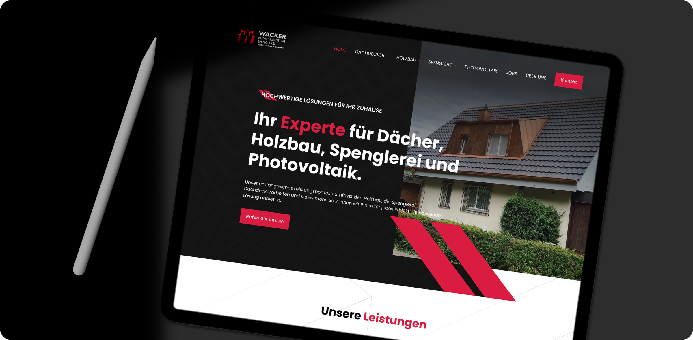 Tablet mit einer Website für ein Unternehmen, das sich auf Dachdeckerei, Holzbau, Klempnerei und Photovoltaik spezialisiert hat, wobei ein Hausbild und ein Navigationsmenü sichtbar sind.