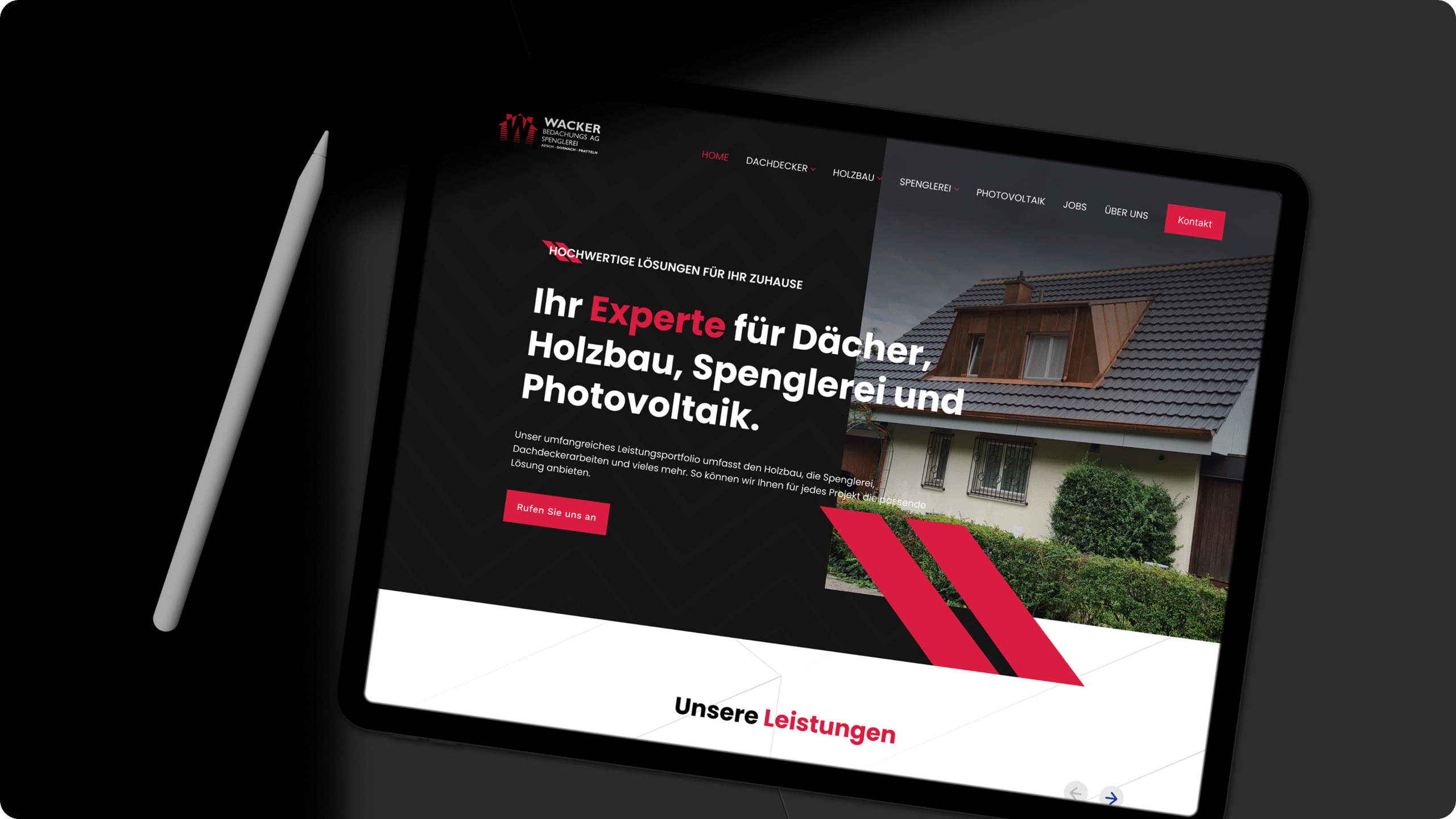 Tablet mit der Website eines Dachdecker- und Bauunternehmens, mit einem Hausfoto, dem Firmenlogo und einem Text, der die Dienstleistungen in den Bereichen Dachdeckung, Holzbau, Metallbau und Photovoltaik hervorhebt.