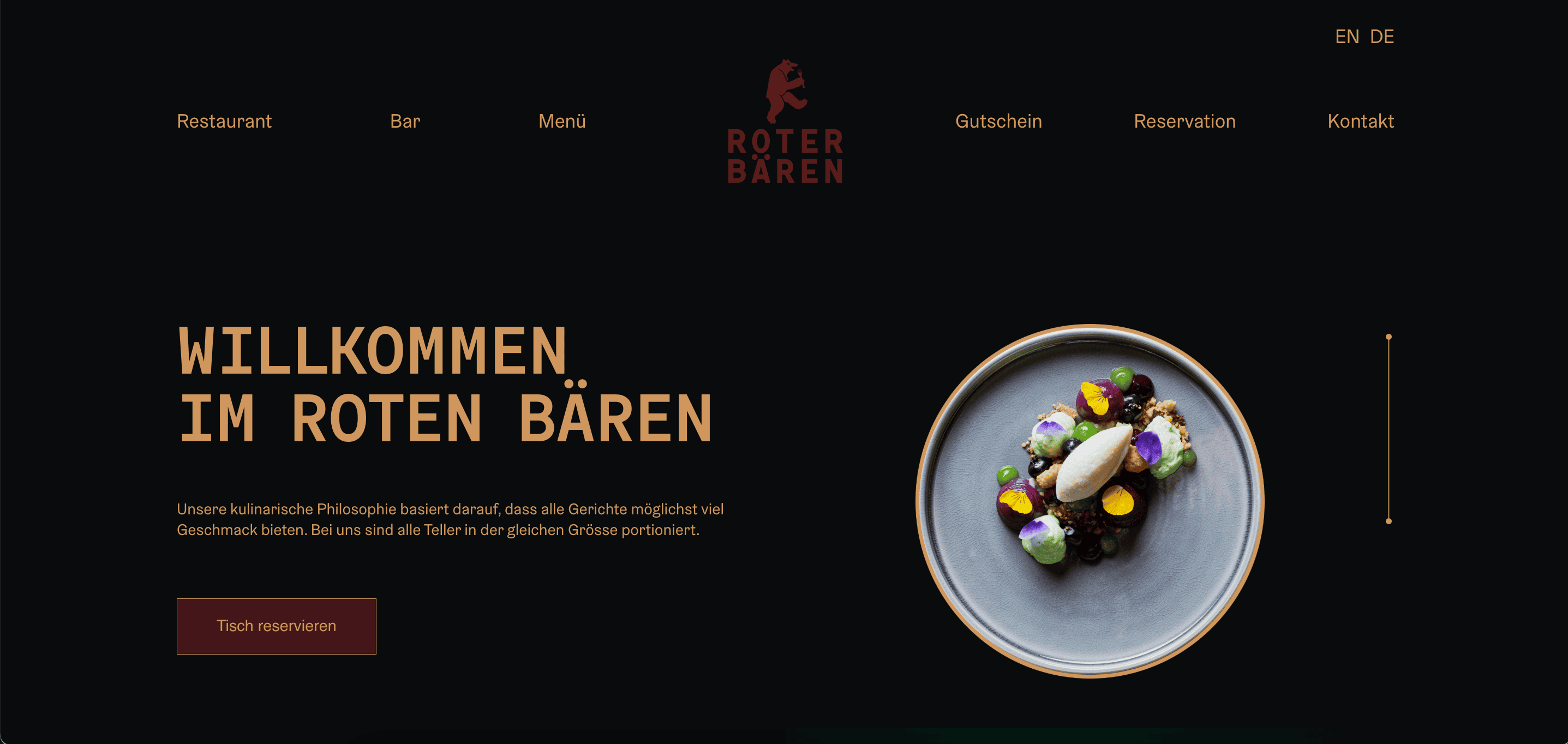 Homepage des Restaurants Roter Bären mit dunklem Hintergrund, Begrüßungstext, Navigationsmenü und einem Gourmetgericht auf dem Teller auf der rechten Seite.