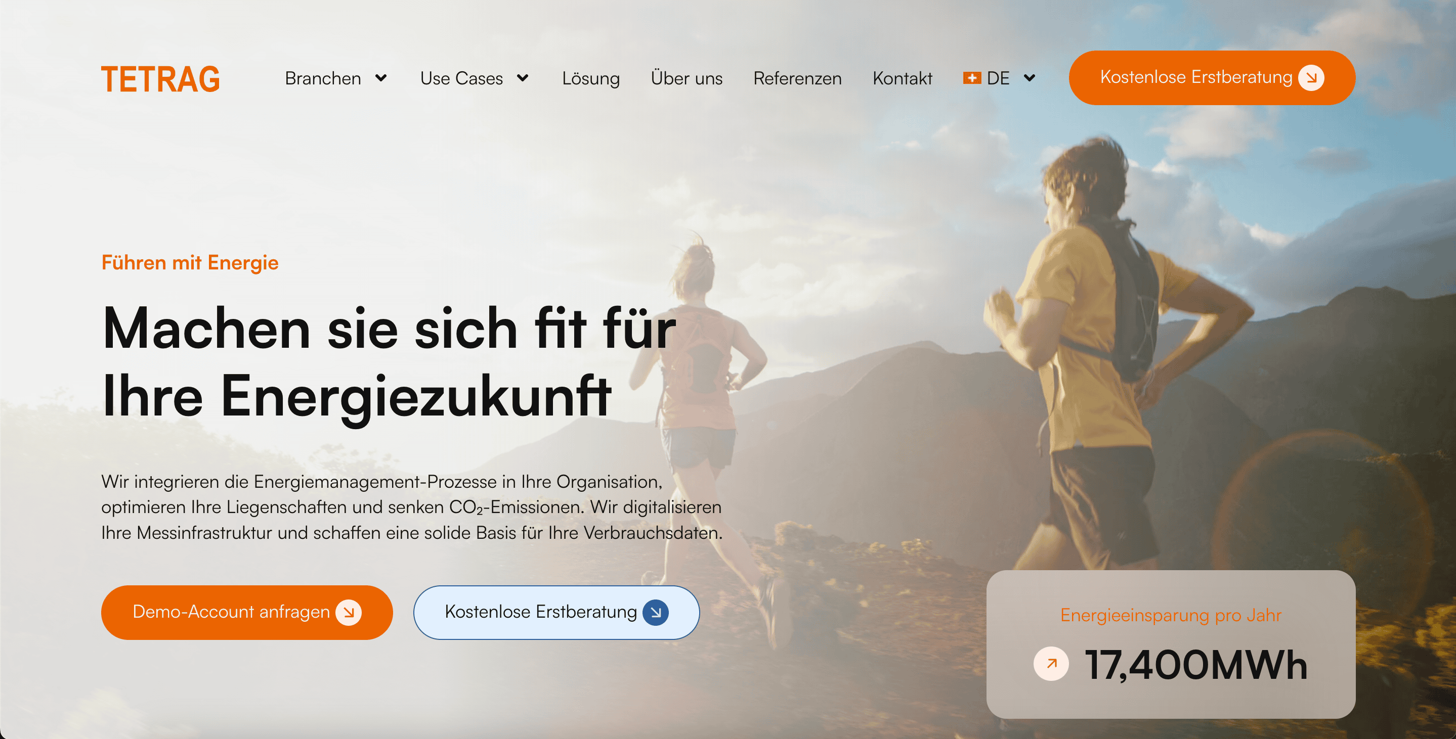 Drei Personen laufen im Freien bei Sonnenaufgang; der Vordergrundtext wirbt für Energiemanagementlösungen von TETRAG und hebt die kostenlose Beratung und die jährlichen Energieeinsparungen von 17.400 MWh hervor.