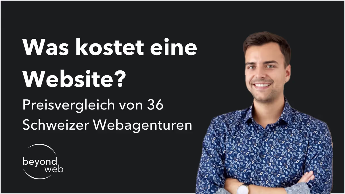 Ein Mann im gemusterten Hemd steht lächelnd neben einem Text über Website-Kosten und einem Preisvergleich von 36 Schweizer Webagenturen. Unten links ist das Logo von „beyond web“ zu sehen, das die Kosten einer Website für Unternehmen hervorhebt.