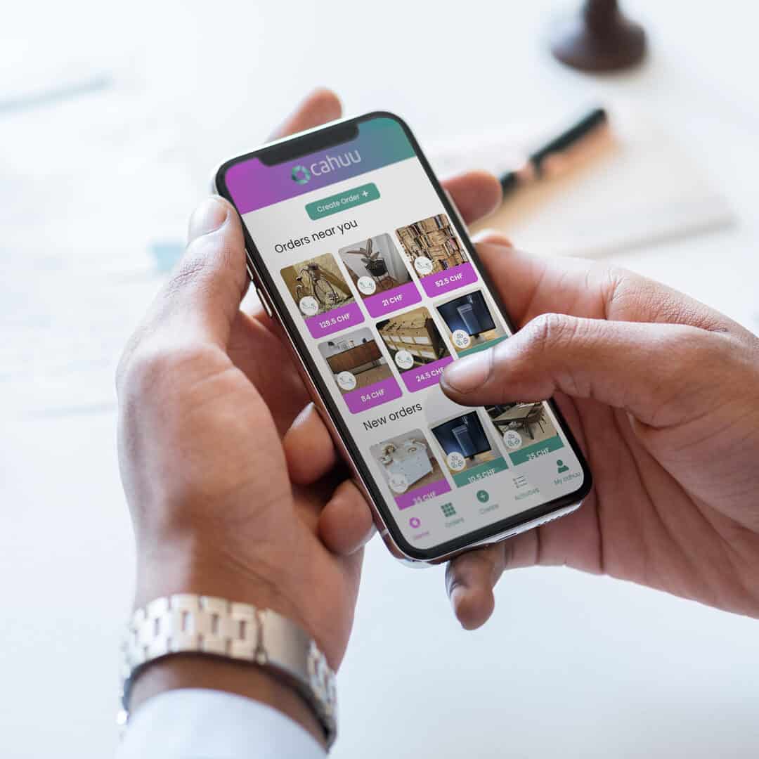 Eine Person benutzt ein Smartphone, auf dem die Cahuu-App angezeigt wird, die eine Liste von Bestellungen in der Nähe mit Bildern und Preisen anzeigt - perfekt für alle, die sich in Basel oder in der Umgebung aufhalten, egal ob sie lokal einkaufen oder bei der Content Agentur Basel arbeiten.