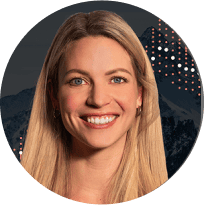 Lächelnde Frau mit langen blonden Haaren, die vor einem dunklen Berghintergrund mit weißen und roten gepunkteten grafischen Elementen posiert, die zuverlässigen WordPress-Support und -Service symbolisieren.