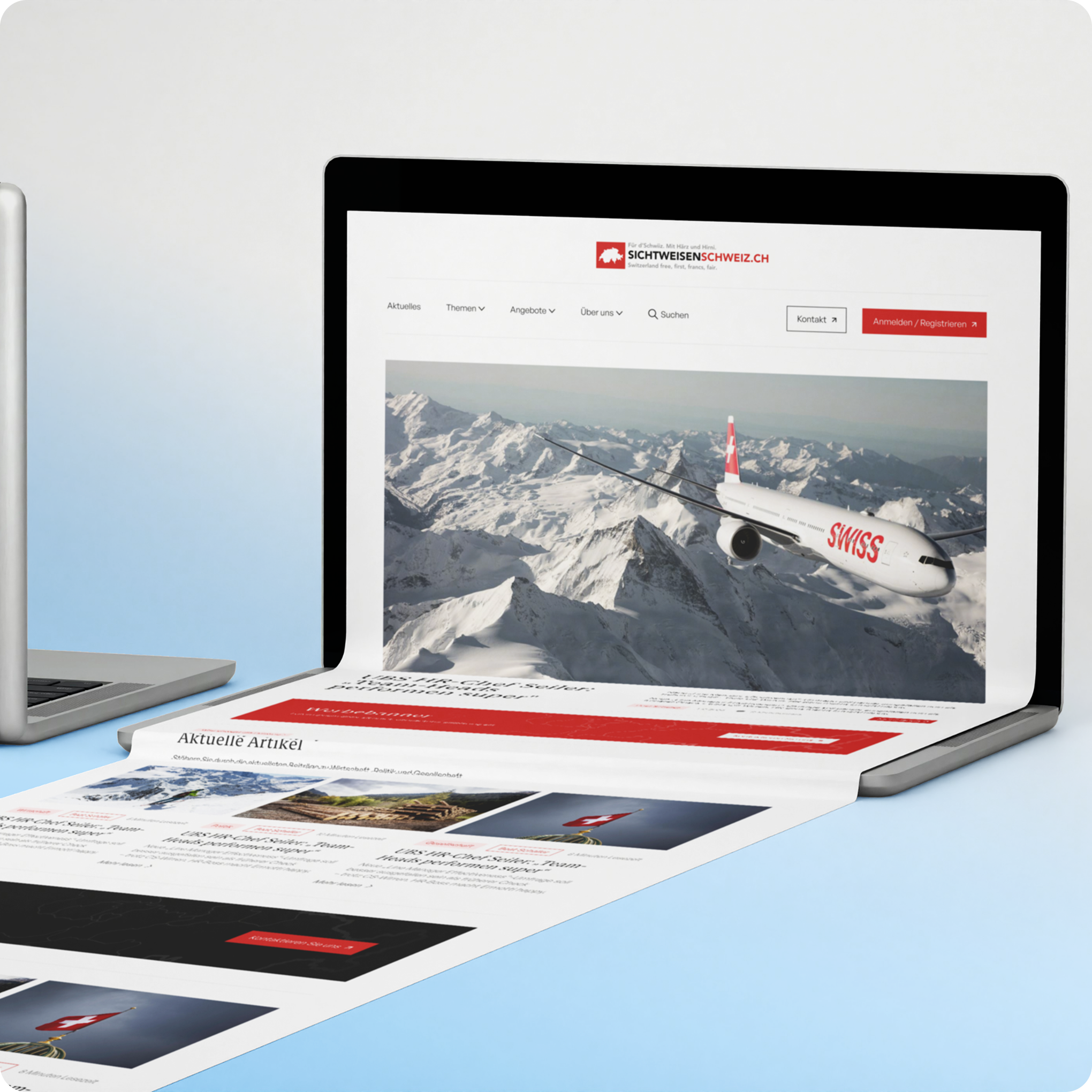 Ein Laptop-Bildschirm scheint sich auf dem Schreibtisch auszubreiten und zeigt eine Schweizer Tourismus-Website mit einem Bild eines SWISS-Flugzeugs, das über verschneite Berge fliegt.