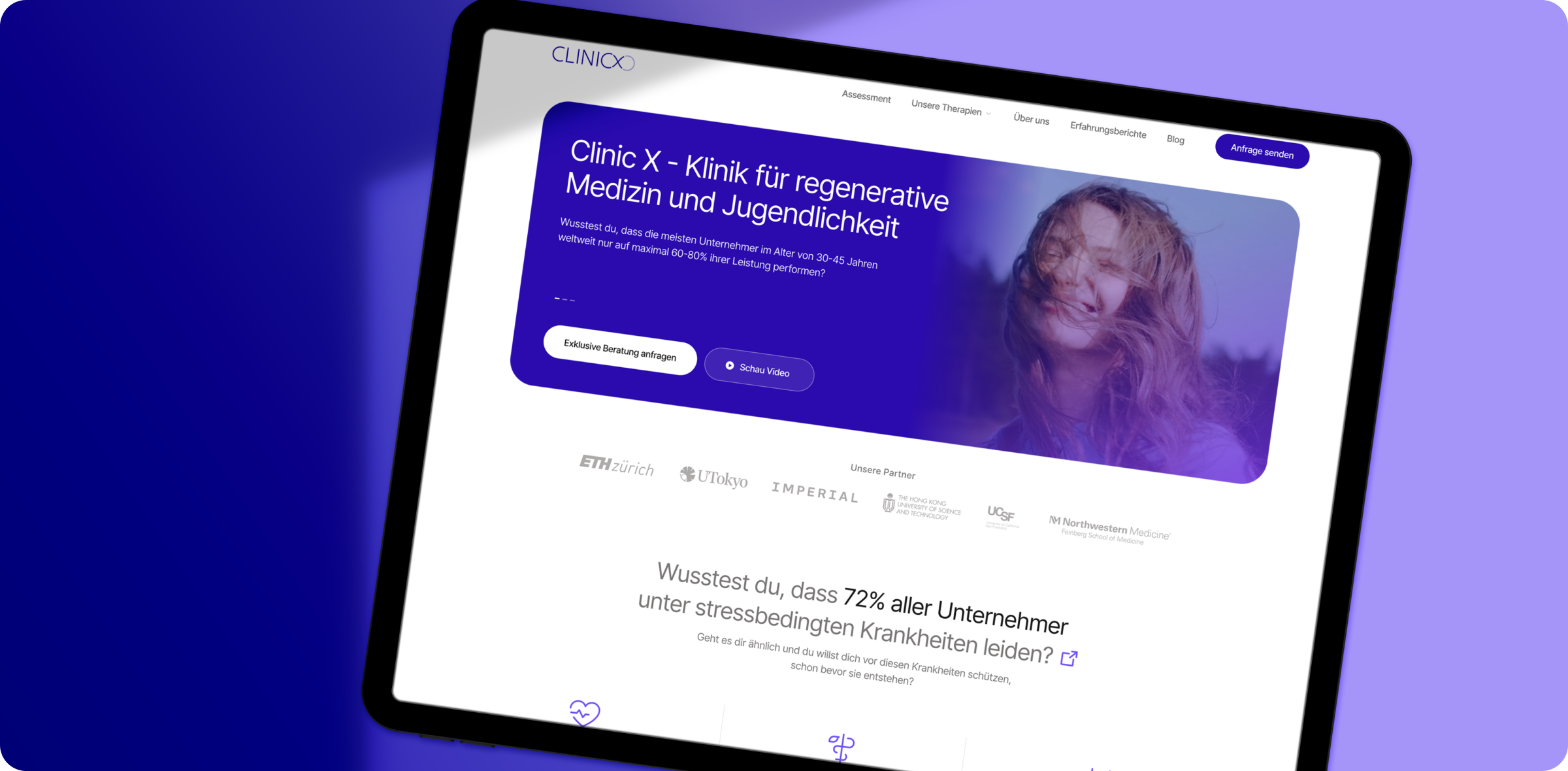 Auf einem Tablet wird die Homepage der Klinik X mit einem deutschen Text über regenerative Medizin und Jugendlichkeit angezeigt, der eine lächelnde Frau und Logos von Partnerorganisationen zeigt.