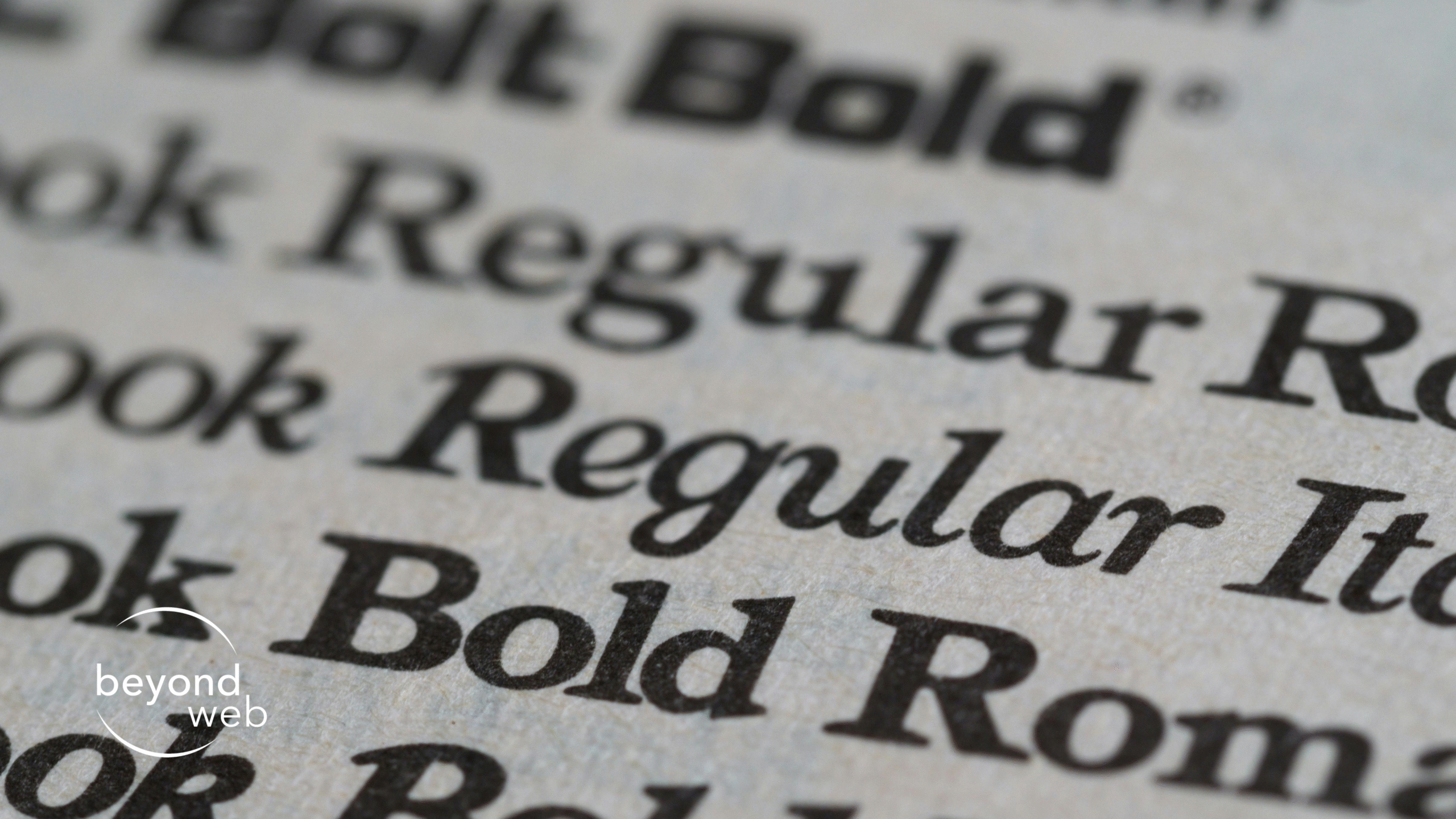Nahaufnahme eines gedruckten Textes mit verschiedenen Schriftarten, darunter "Regular", "Bold" und "Bold Italic", und einem "beyond web"-Logo in der unteren linken Ecke.