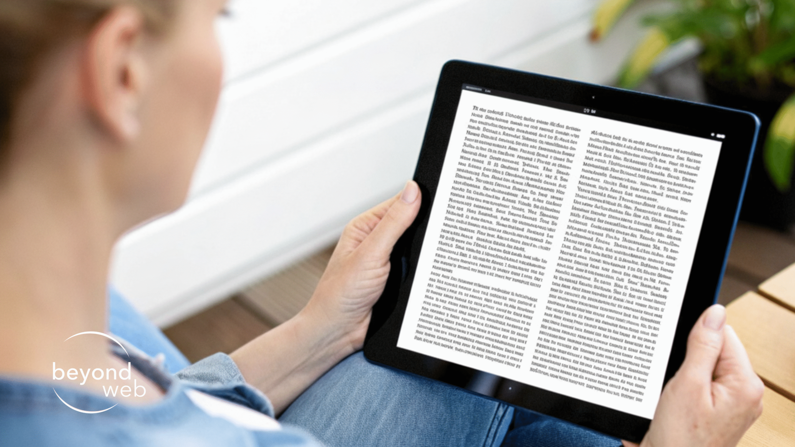 Eine Person hält ein Tablet, auf dem ein digitales Dokument mit dicht gedrängten Textblöcken angezeigt wird. Das "beyond web"-Logo erscheint in der unteren linken Ecke des Bildes.